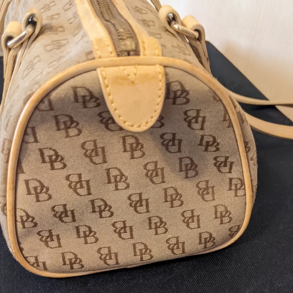 Dooney & Bourke barrel bag - Picture 3 of 14